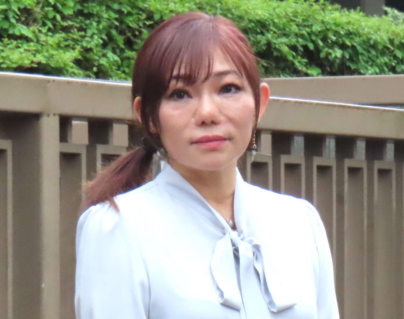 東京地裁前で取材に応じた三代純歌