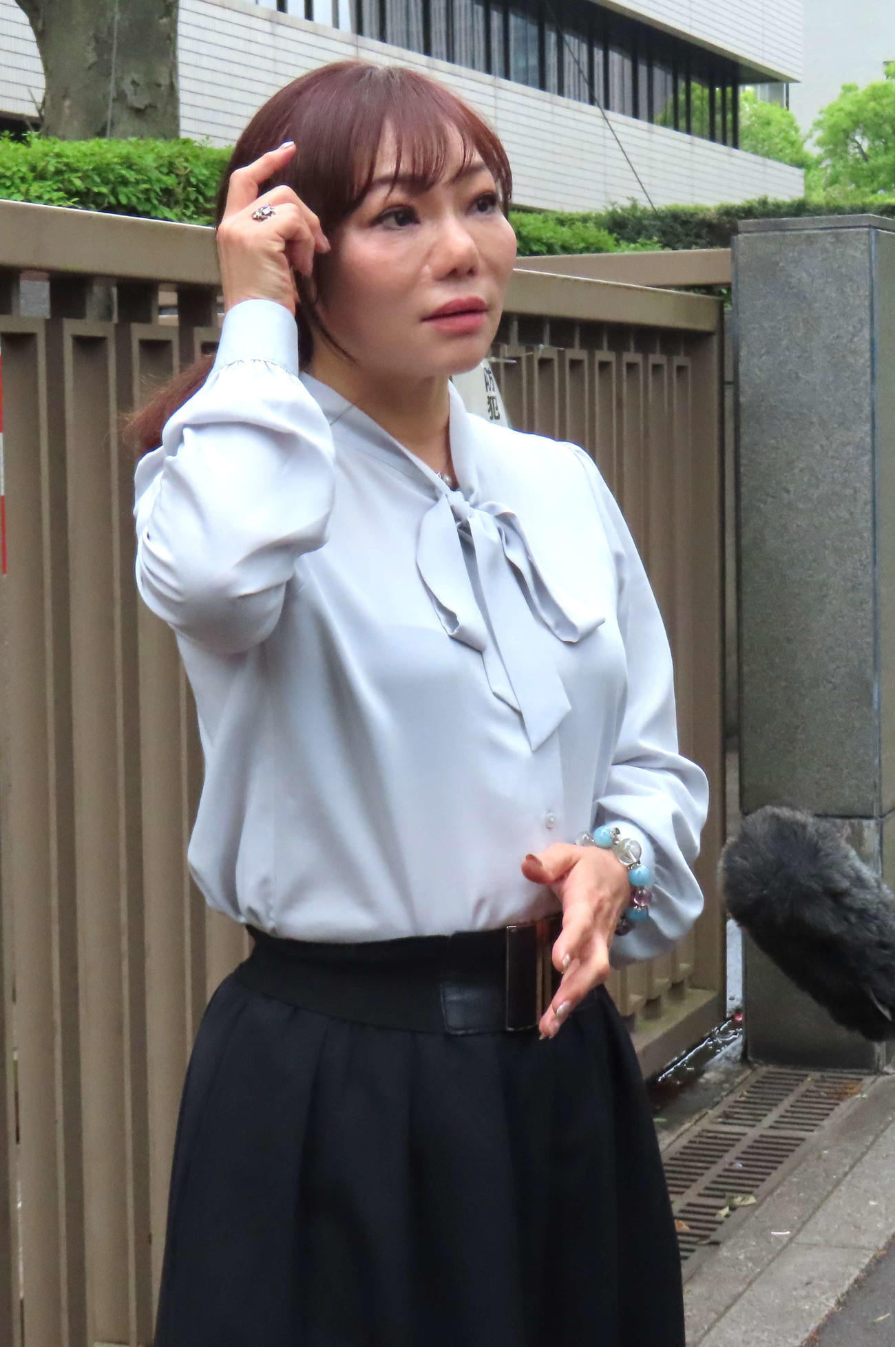 東京地裁前で取材に応じる三代純歌