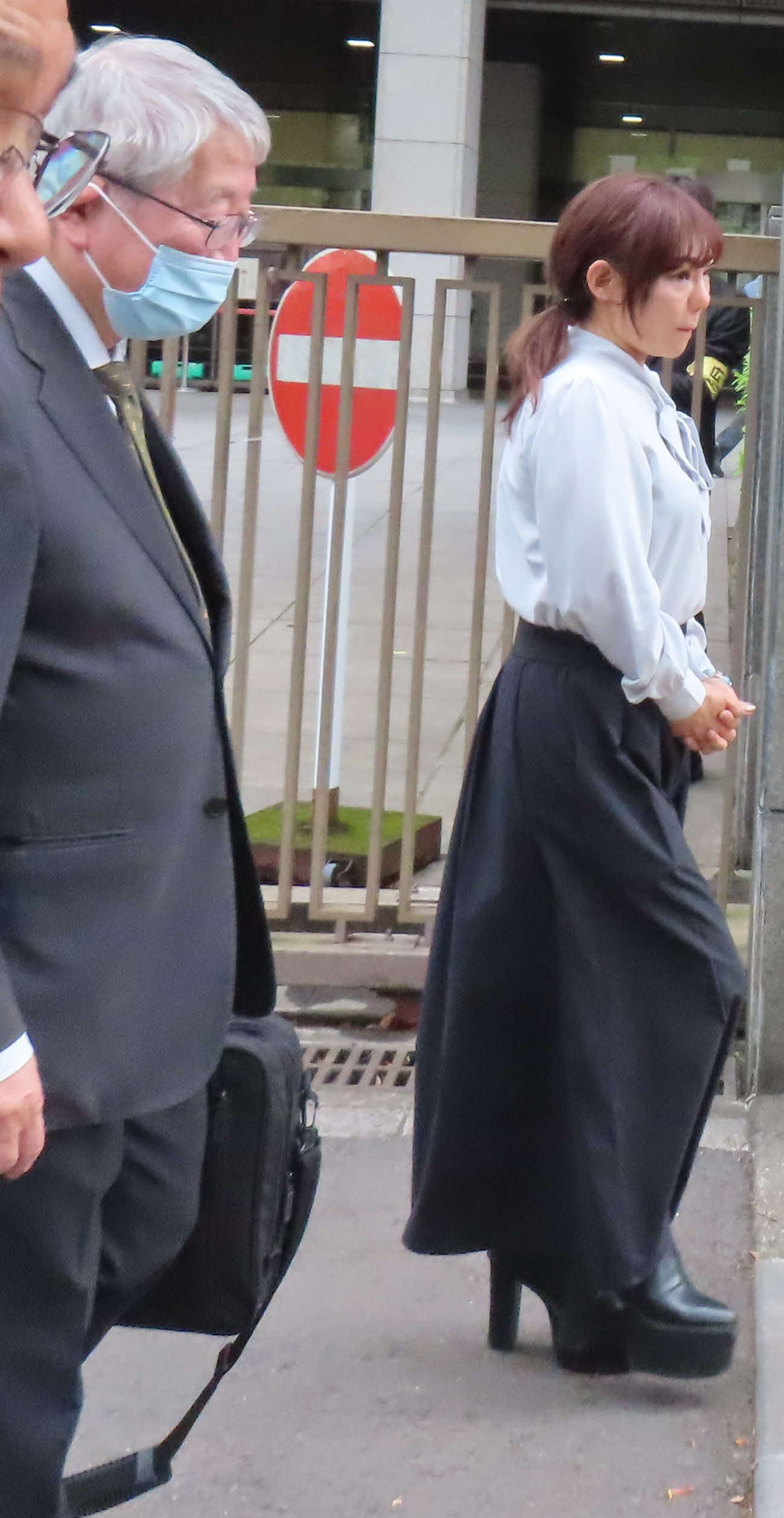 東京地裁を去る三代純歌（右）と喜田村洋一弁護士