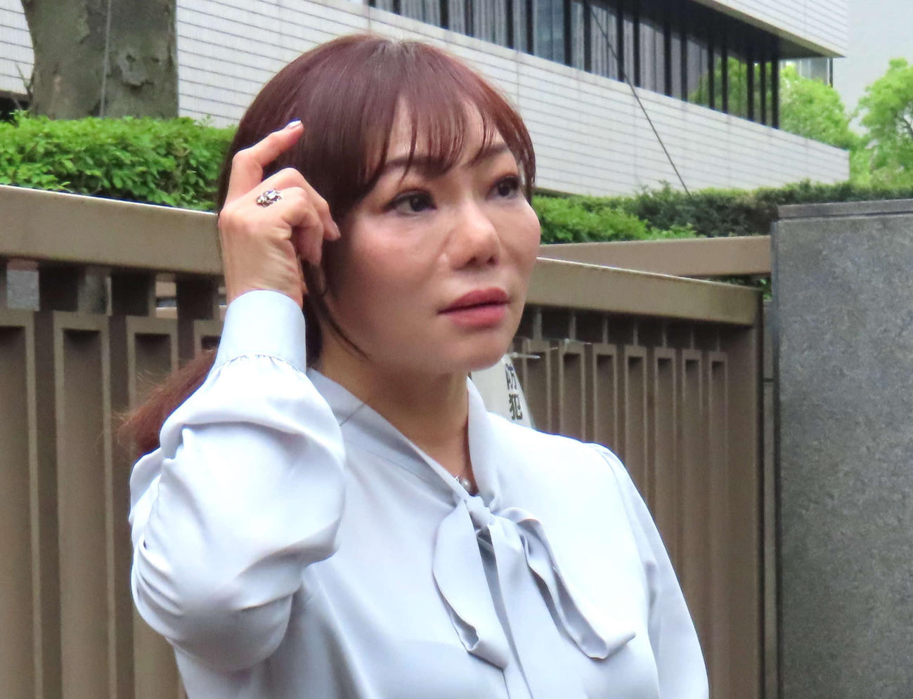 東京地裁前で取材に応じる三代純歌