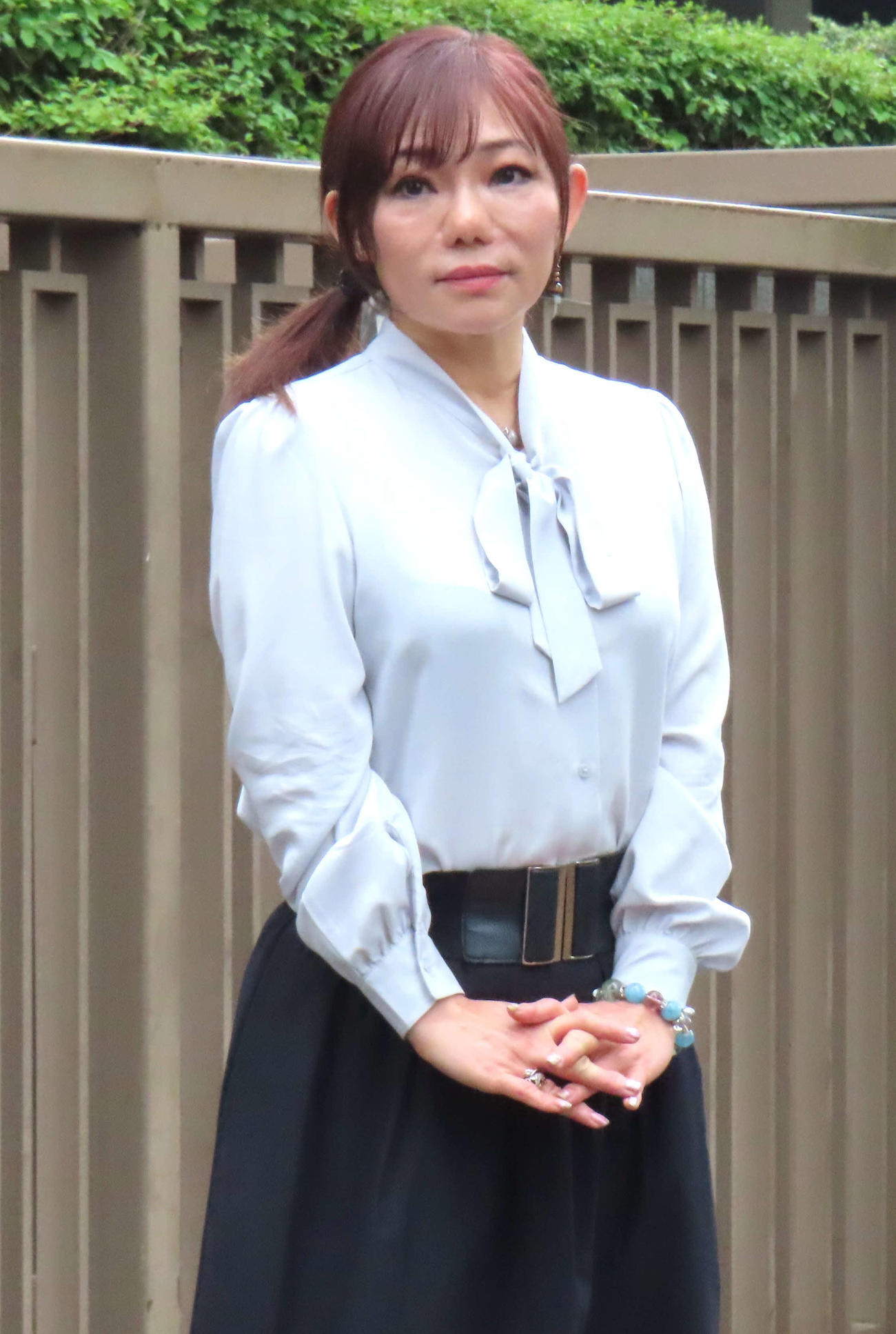 東京地裁前で取材に応じた三代純歌