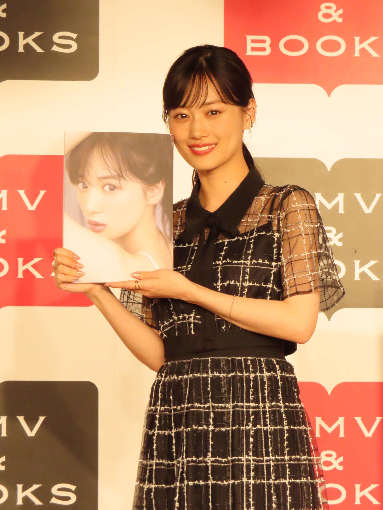 セカンド写真集発売会見に出席した乃木坂46山下美月（撮影・横山慧）