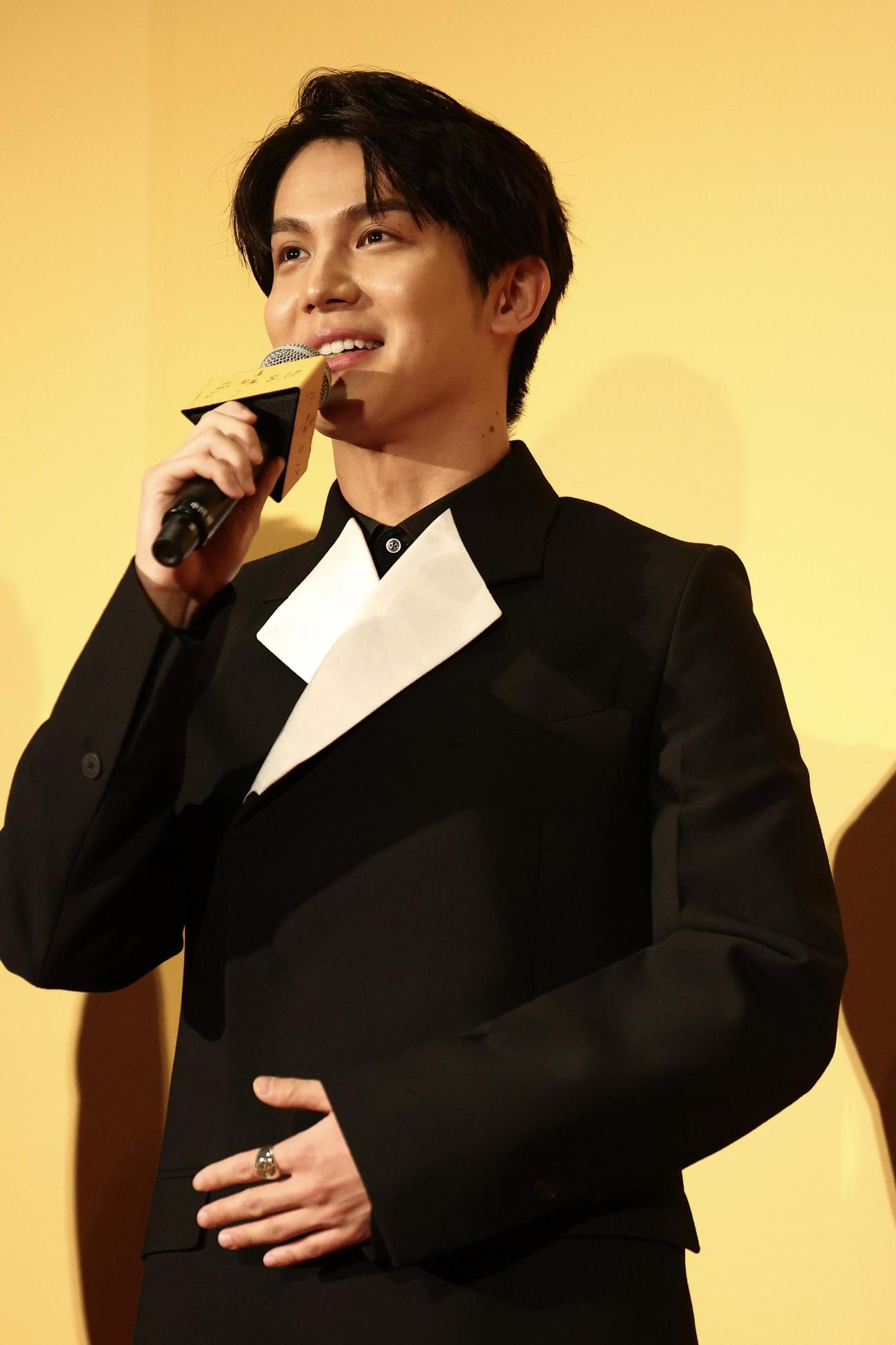 映画「碁盤斬り」完成披露舞台あいさつに臨む中川大志（撮影・河田真司）