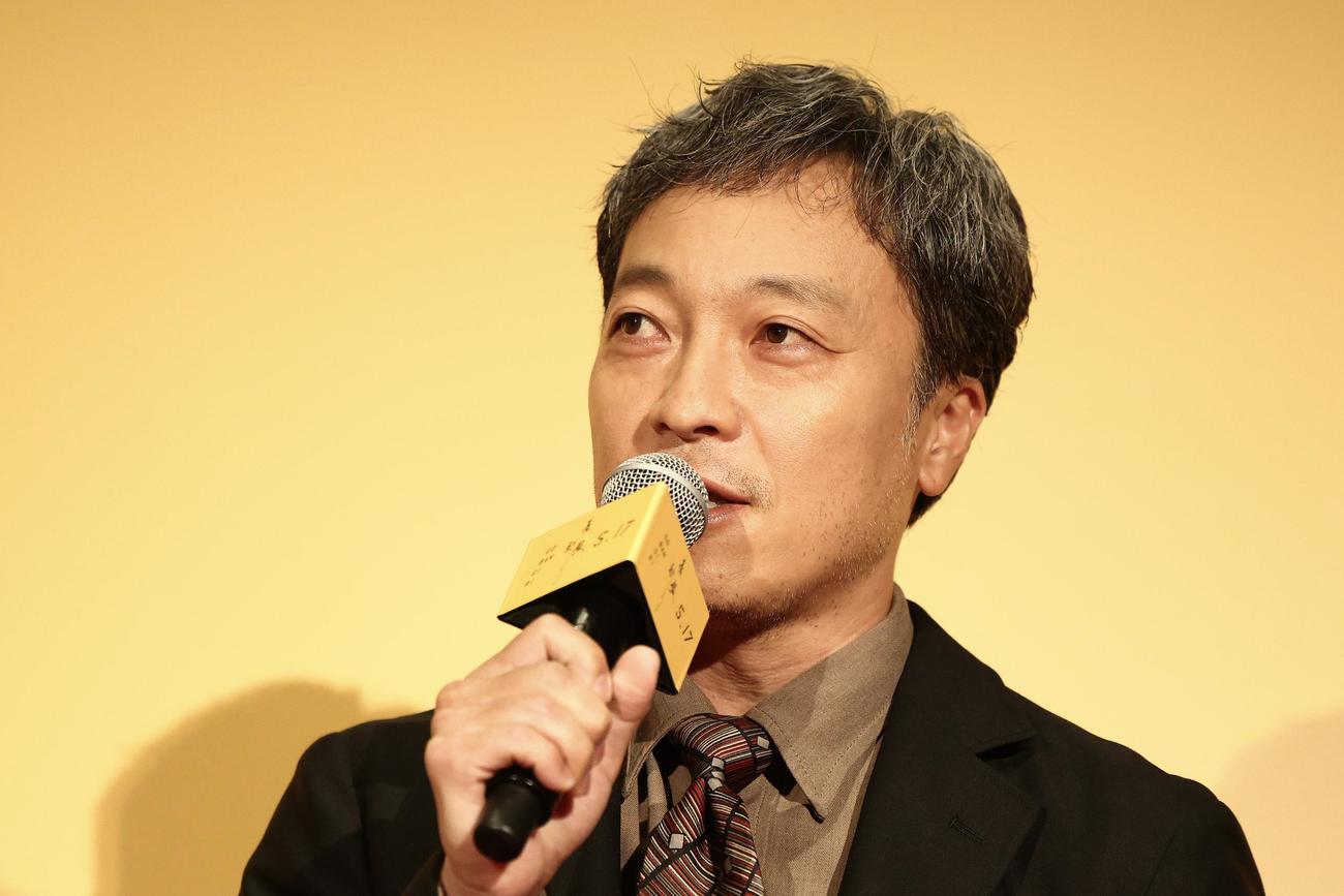 映画「碁盤斬り」完成披露舞台あいさつに臨む音尾琢真（撮影・河田真司）