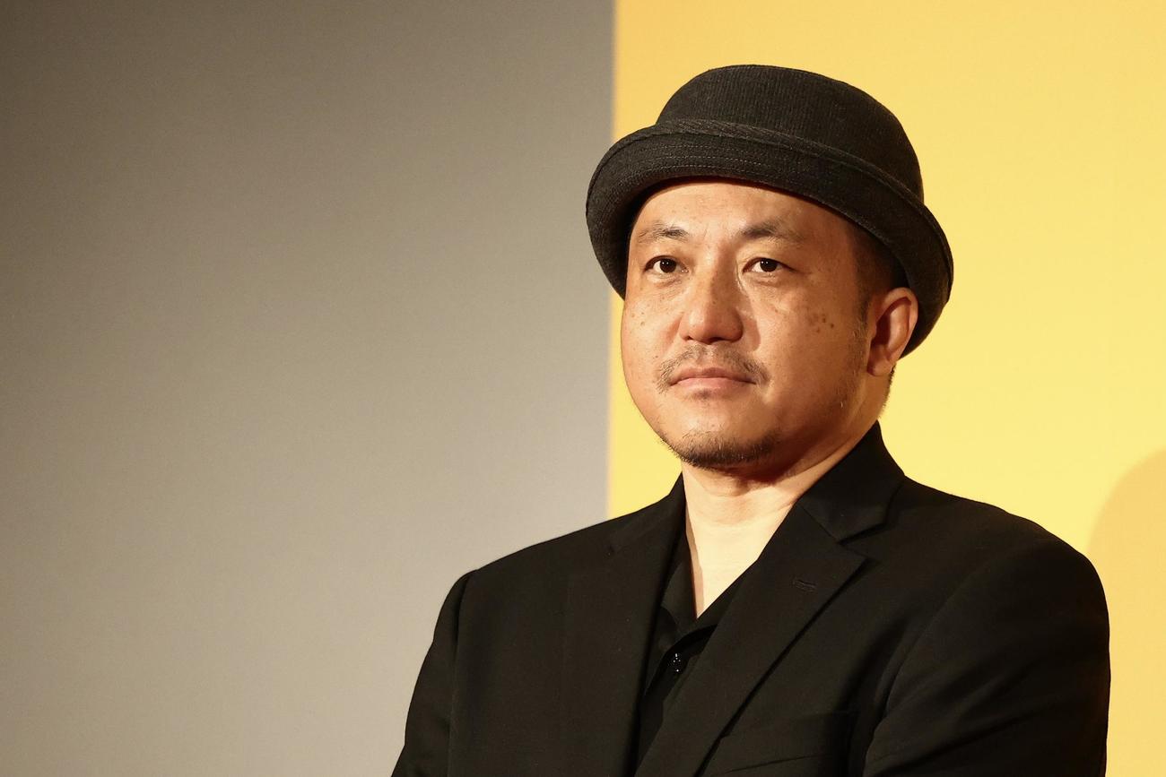 映画「碁盤斬り」完成披露舞台あいさつに臨む白石和彌監督（撮影・河田真司）