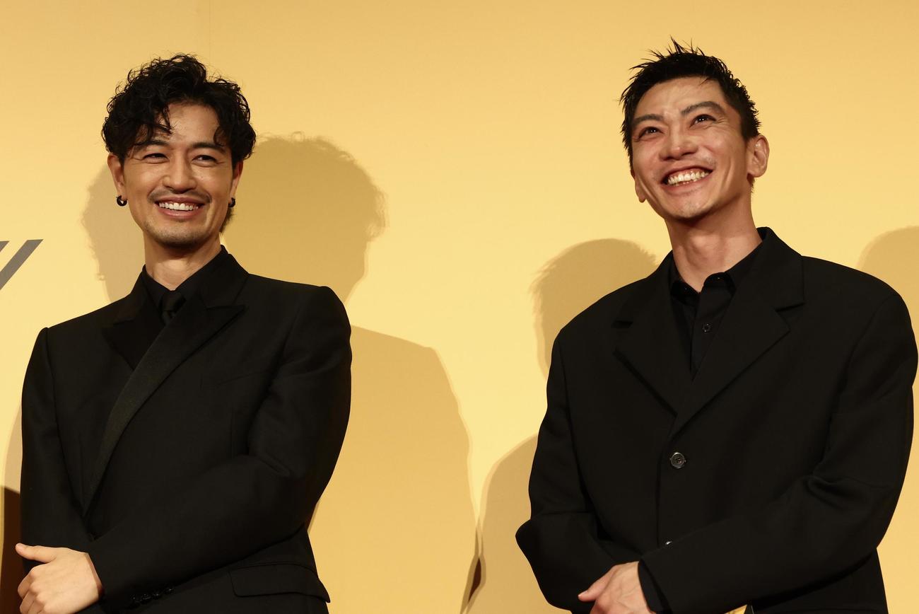 映画「碁盤斬り」完成披露舞台あいさつに臨む斎藤工（左）と奥野瑛太（撮影・河田真司）