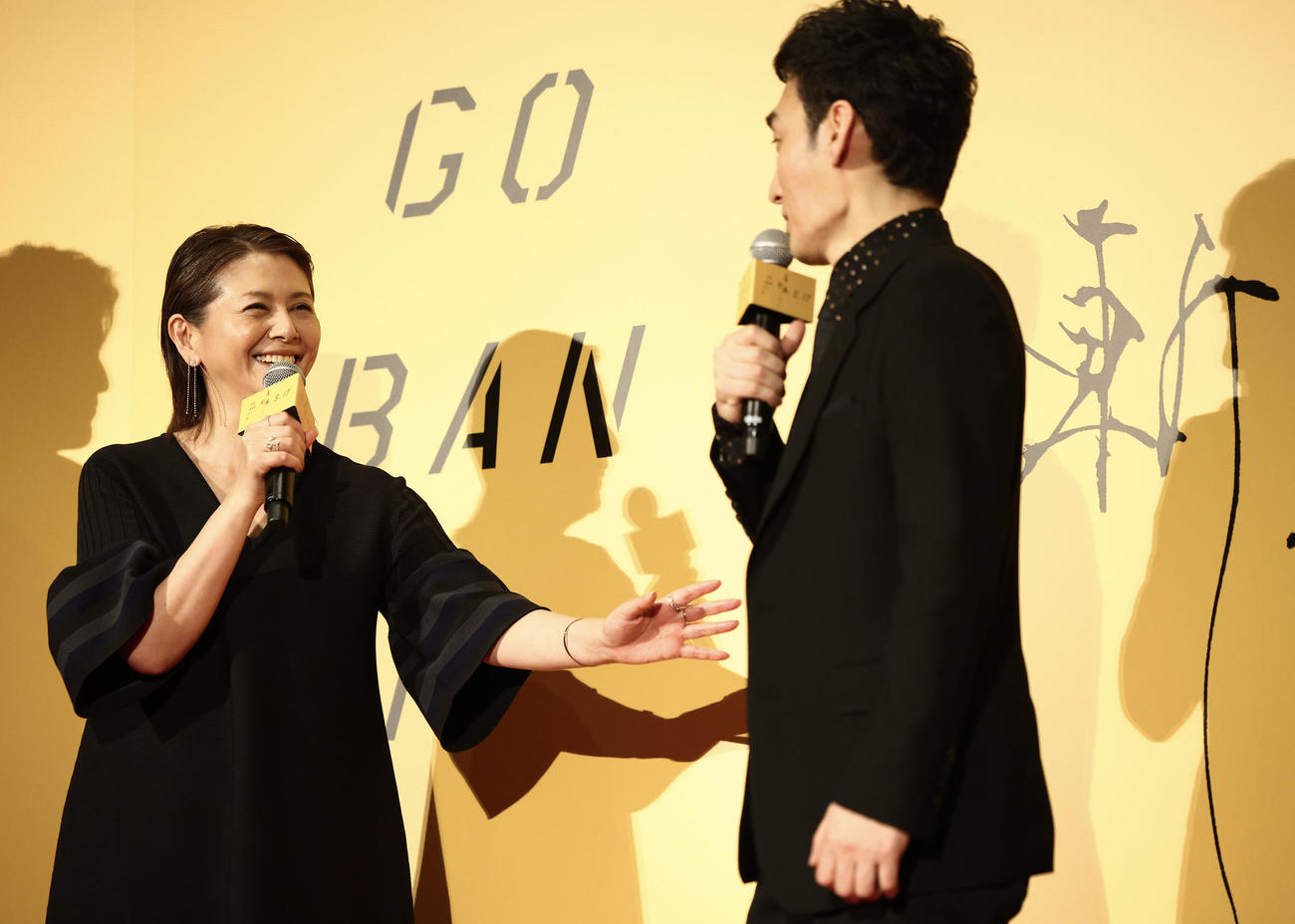 トークで盛り上がる小泉今日子（左）と草なぎ剛（撮影・河田真司）