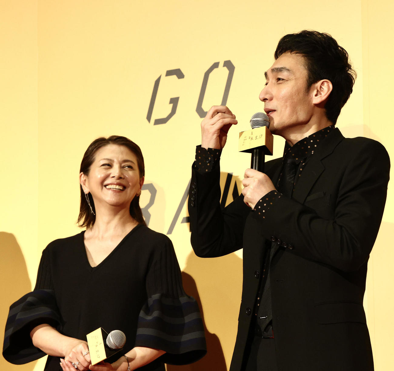 トークで盛り上がる草なぎ剛（左）と小泉今日子（撮影・河田真司）