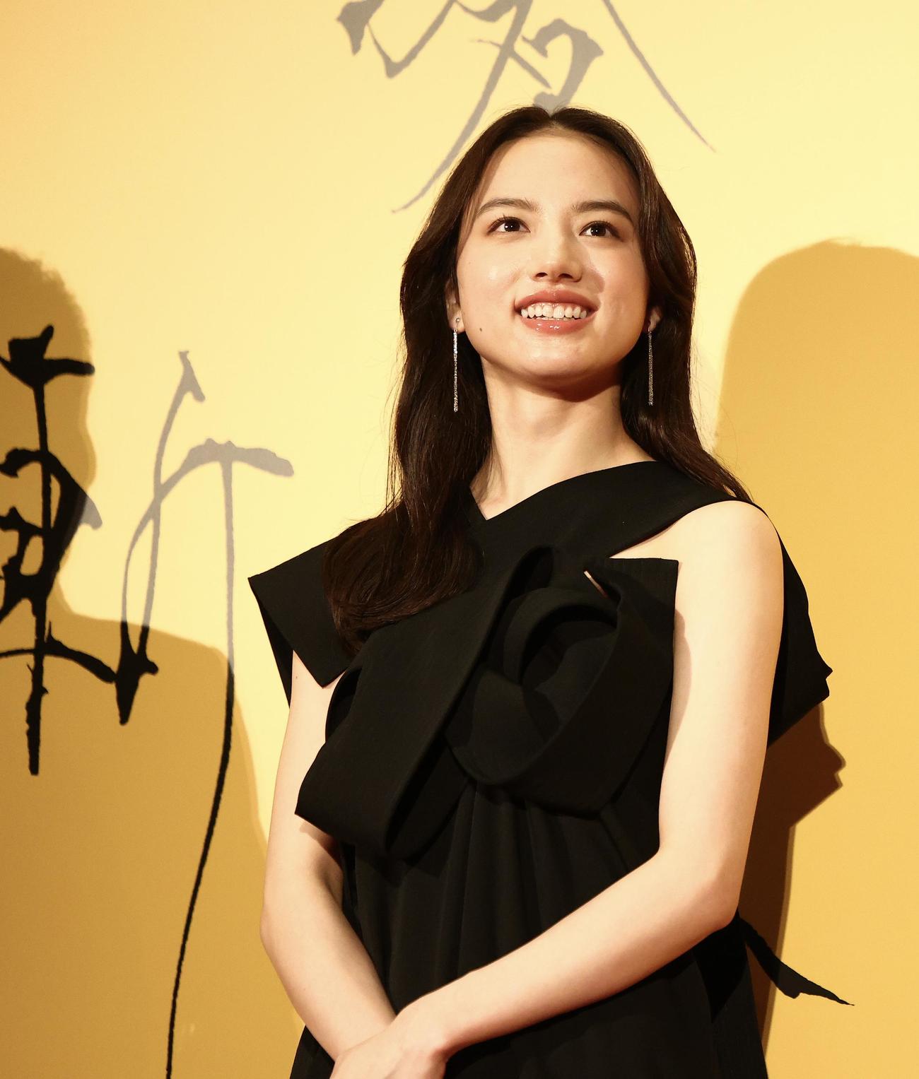 映画「碁盤斬り」完成披露舞台あいさつに臨む清原果耶（撮影・河田真司）