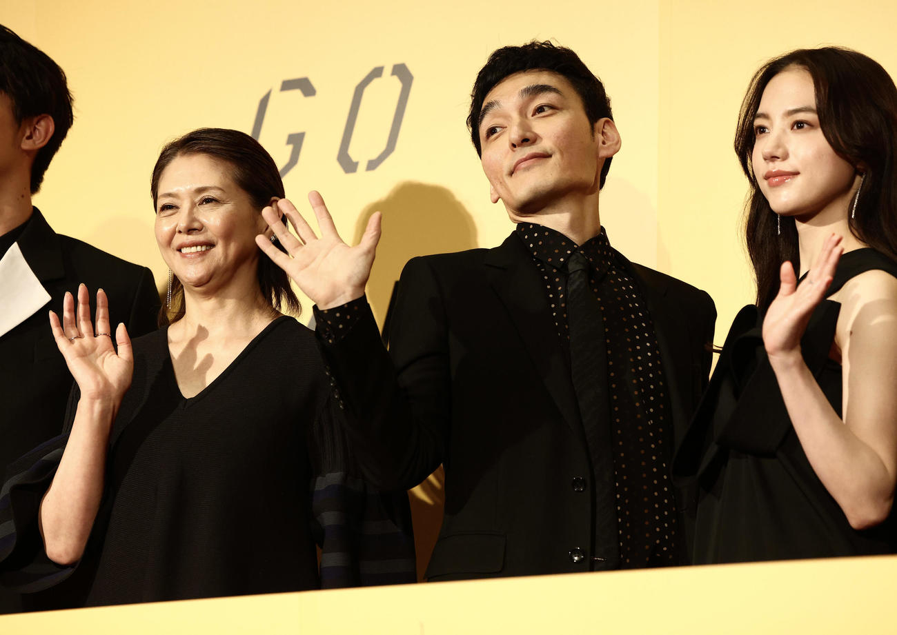 映画「碁盤斬り」完成披露舞台あいさつでフォトセッションに臨む、左から小泉今日子、草なぎ剛、清原果耶（撮影・河田真司）