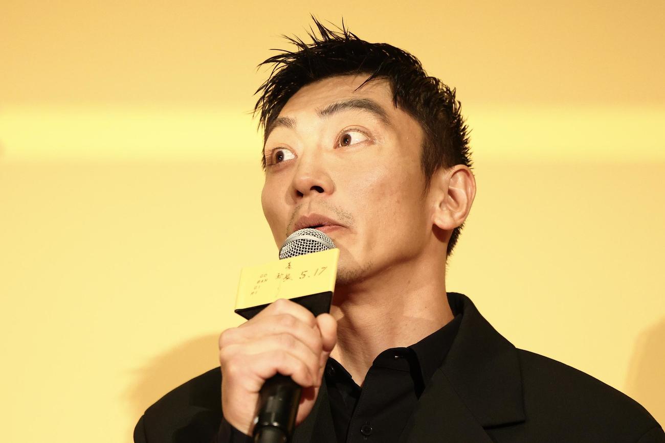 映画「碁盤斬り」完成披露舞台あいさつに臨む奥野瑛太（撮影・河田真司）
