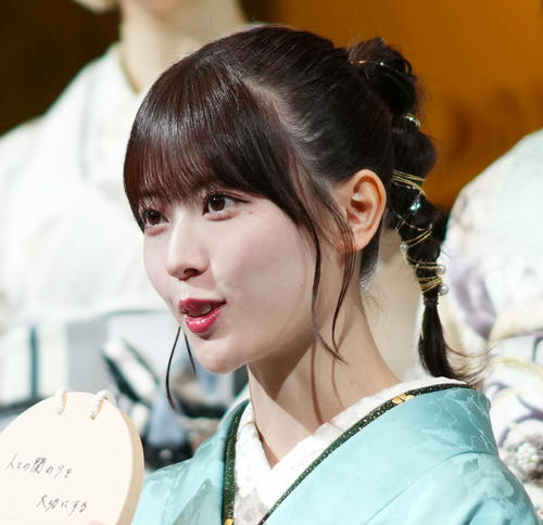 乃木坂46岩本蓮加ほっぺに両手添えたショット公開「そのポーズずるい」「どんどんきれい」の声