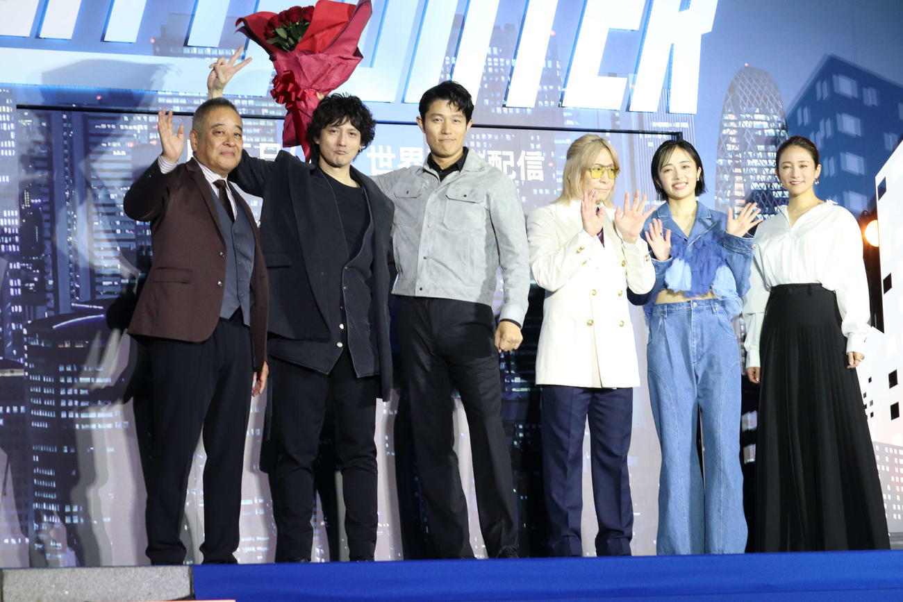 Netflix映画「シティーハンター」ワールドプレミアイベントに登壇した、左から佐藤祐市監督、安藤政信、鈴木亮平、小室哲哉、森田望智、木村文乃（撮影・加藤理沙）