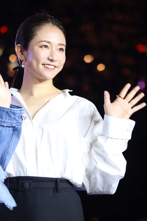木村文乃が第１子出産後初公の場「“鈴木亮平監督”が太鼓判押してカメラの前に」野上冴子役に