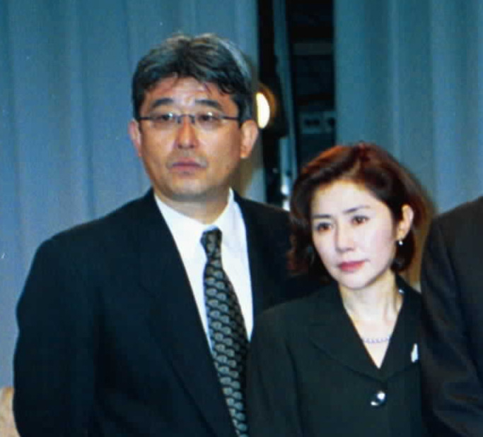 夏目雅子さんの十七回忌献花式に出席した、夏目さんの兄小達一雄さん（左）と妻の田中好子さん