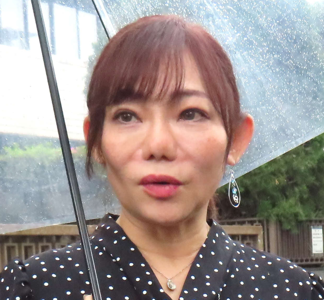 東京地裁前で取材に応じる三代純歌