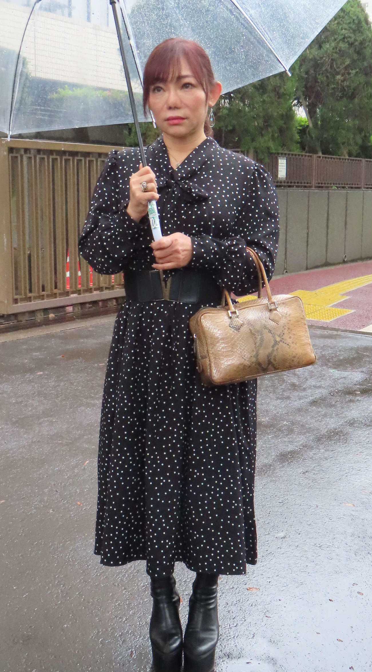 東京地裁前で取材に応じる三代純歌