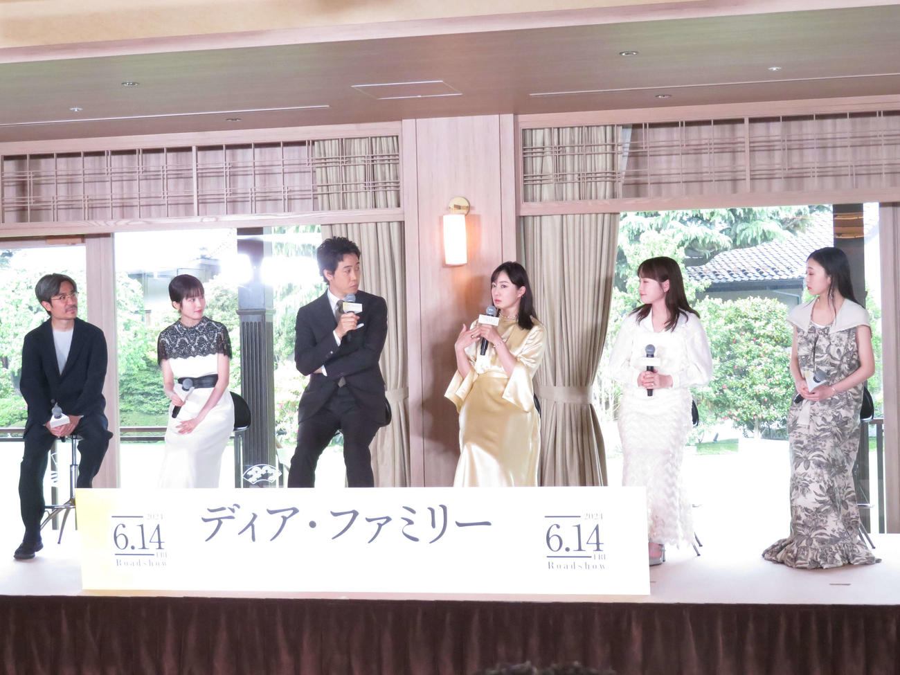 映画「ディア・ファミリー」完成報告会見に出席し左から月川翔監督、福本莉子、大泉洋、菅野美穂、川栄李奈、新井美羽
