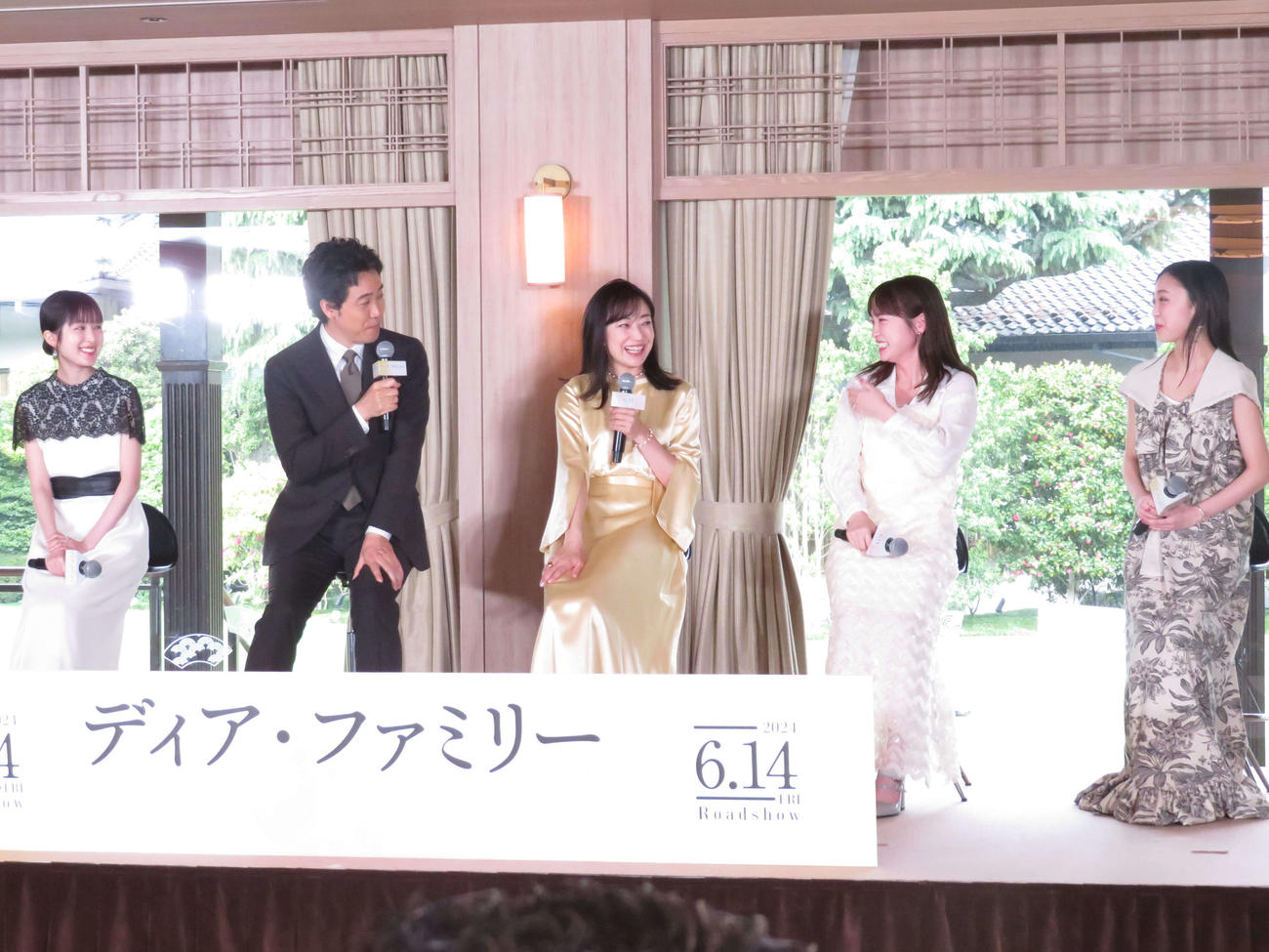 映画「ディア・ファミリー」完成報告会見に出席し左から福本莉子、大泉洋、菅野美穂、川栄李奈、新井美羽