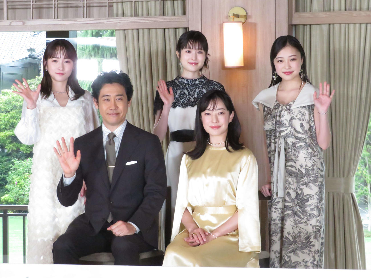 映画「ディア・ファミリー」完成報告会見に出席した上段左から川栄李奈、福本莉子、新井美羽、下段左から大泉洋、菅野美穂