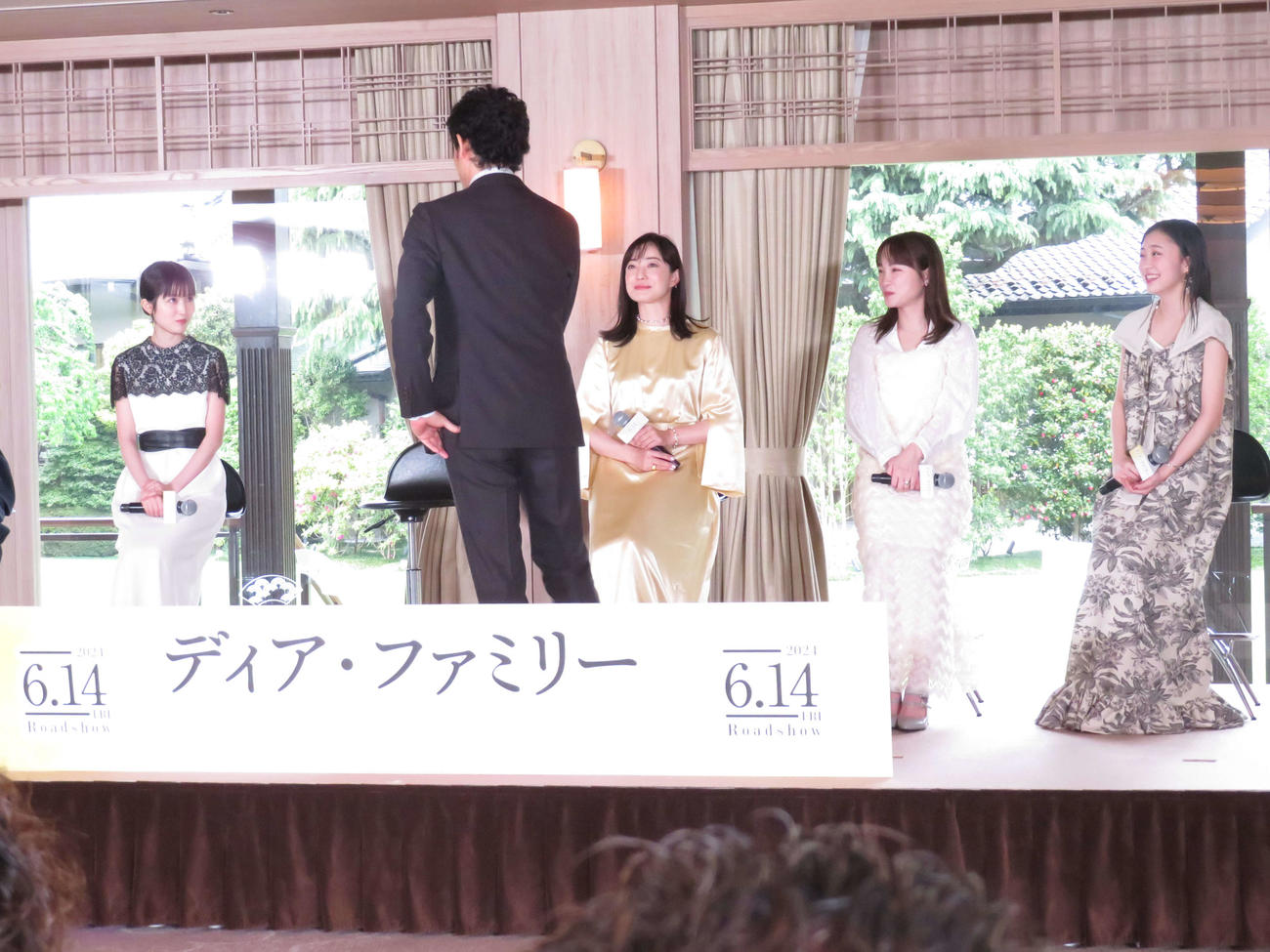 映画「ディア・ファミリー」完成報告会見に出席し、家族役キャストに号令をかける大泉洋（中央）、後方左から福本莉子、菅野美穂、川栄李奈、新井美羽