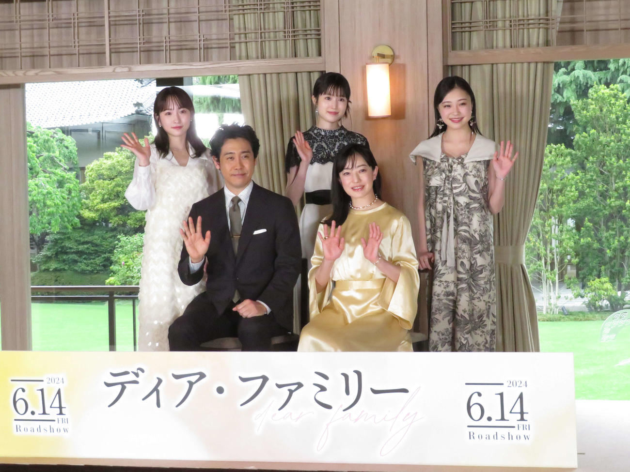 映画「ディア・ファミリー」完成報告会見に出席した上段左から川栄李奈、福本莉子、新井美羽、下段左から大泉洋、菅野美穂