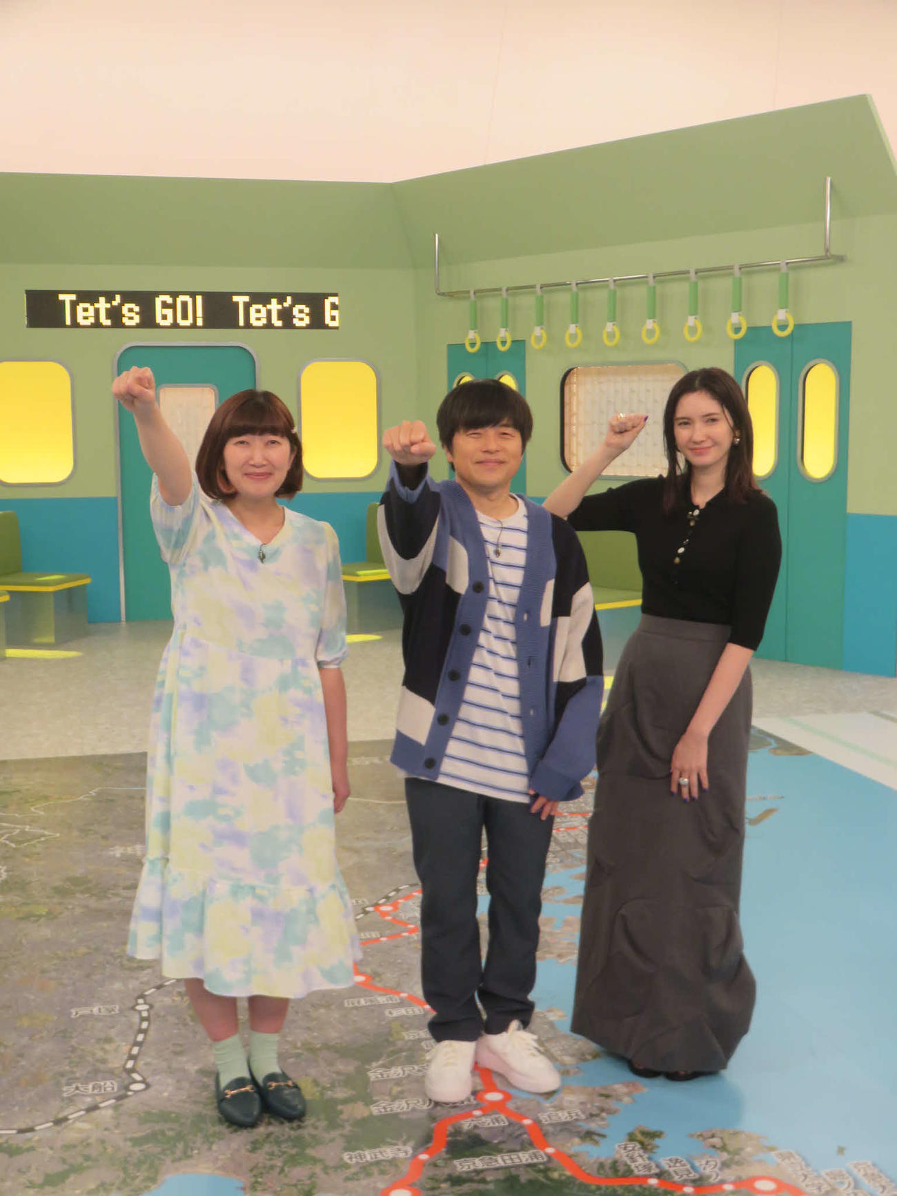 NHK「テッツGO！」の収録に参加した、左から川村エミコ、バカリズム、市川紗耶