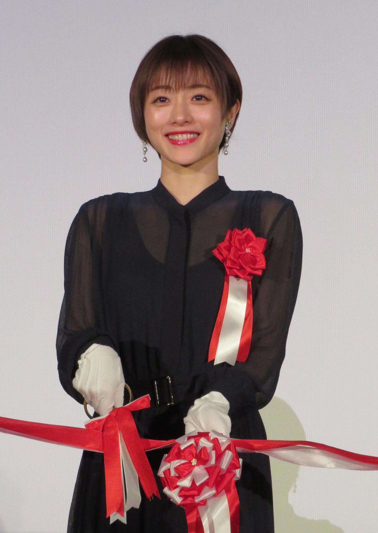 横浜でオープンする映画館「ローソン・ユナイテッドシネマ　みなとみらい」のオープニングイベントでテープカットをする石原さとみ