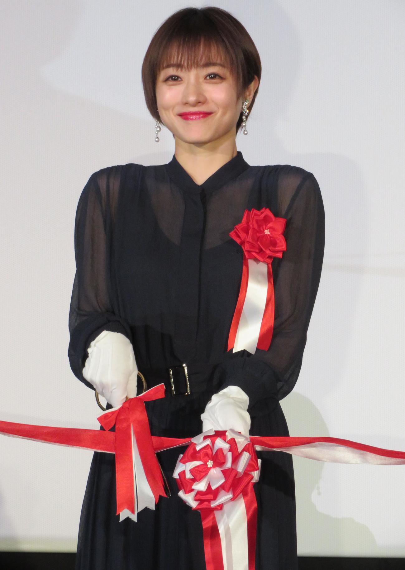 横浜でオープンする映画館「ローソン・ユナイテッドシネマ　みなとみらい」のオープニングイベントでテープカットをする石原さとみ