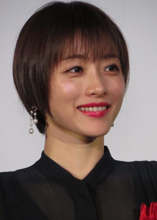 石原さとみ「自分を変えた作品」声詰まらせ　出産後初の主演映画「ミッシング」舞台あいさつ　