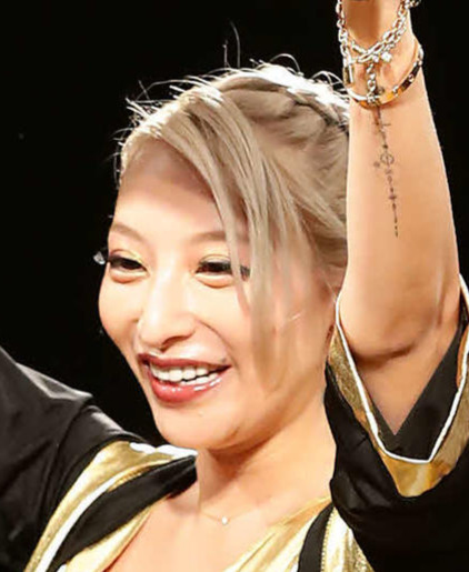 加藤紗里イメージがらりド派手髪＆大蛇タトゥー全開姿　“アヘ顔”Ｔシャツ着て舌出すショットも