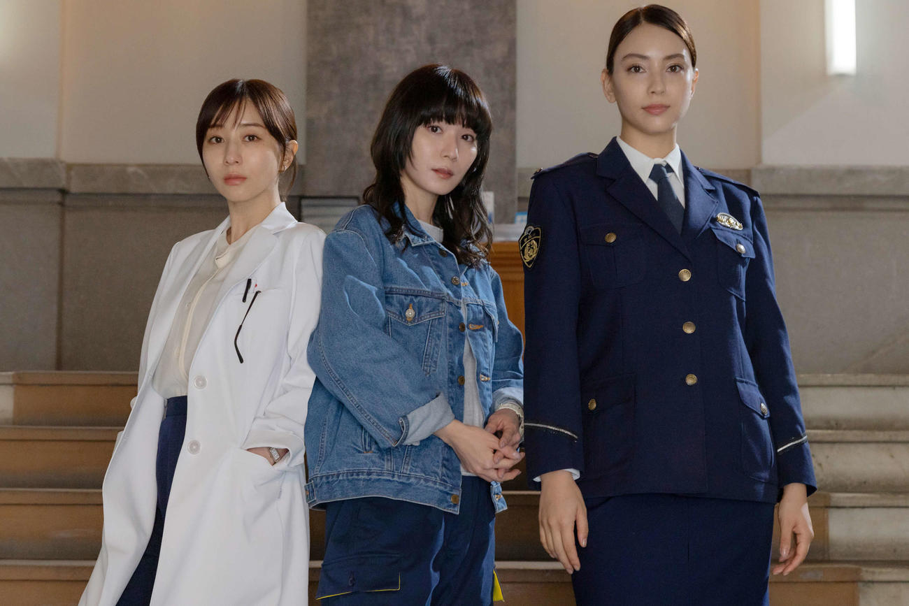 フジテレビ系7月期「ギークス／GEEKS」に出演する左から田中みな実、松岡茉優、滝沢カレン（C）フジテレビ