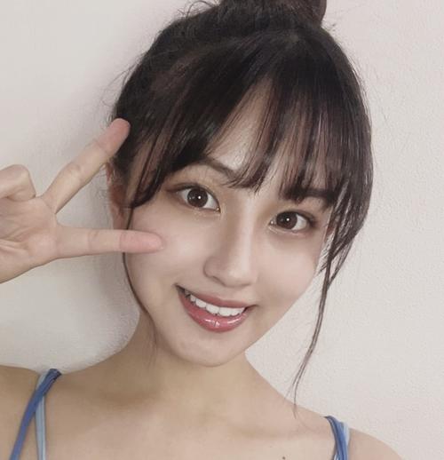 22歳グラドルのスケスケセーラー服姿にドキッ、リボンの隙間から美しい谷間がチラリ