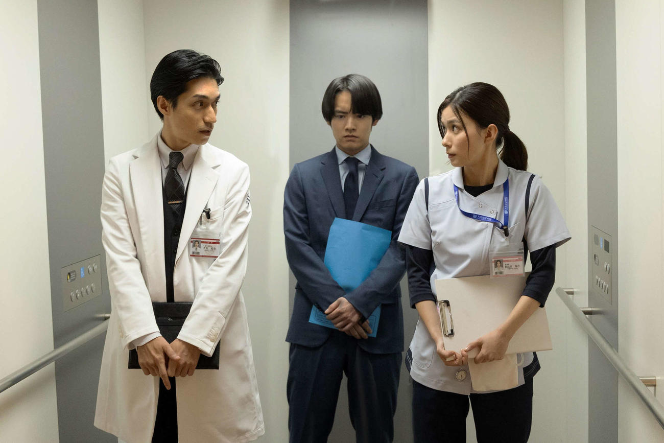 フジテレビ系「Re：リベンジ－欲望の果てに－」に出演する左から錦戸亮、赤楚衛二、芳根京子（C）フジテレビ