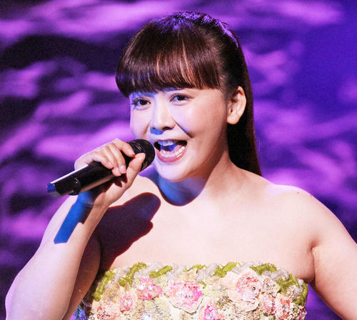 華原朋美、30キロ減量美貌で“キスショット”「チュッ　もうこの瞬間がたまらないの」
