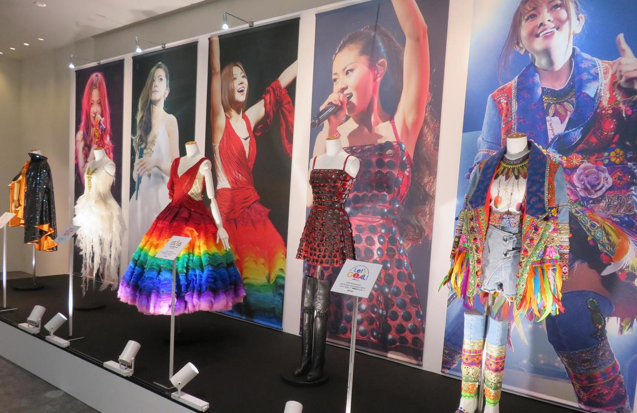 東急プラザ銀座で26日から開催される「倉木麻衣　25th Anniversary」展に示される倉木麻衣のステージ衣装