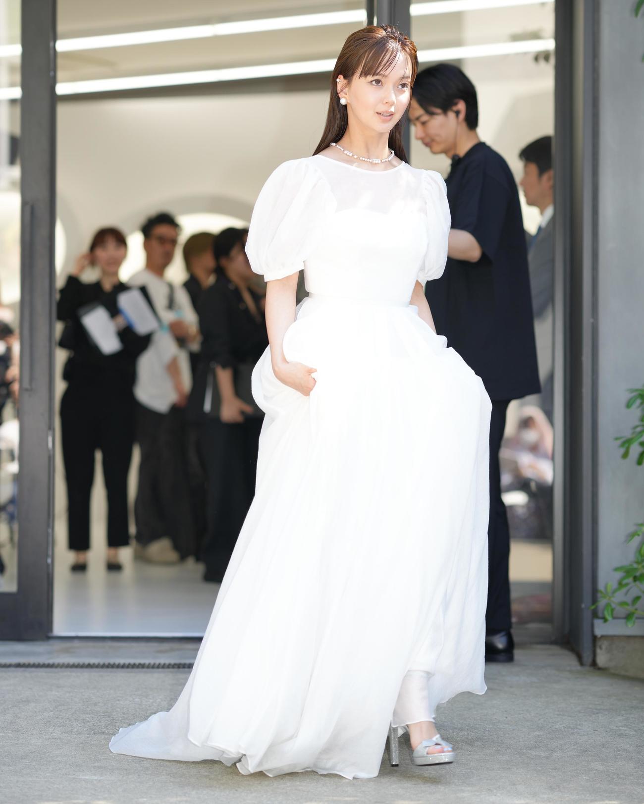 TASAKI70周年アニバーサリーエキシビション「FLOATING SHELL」レセプションのフォトコールで写真に納まる多部未華子（撮影・垰建太）