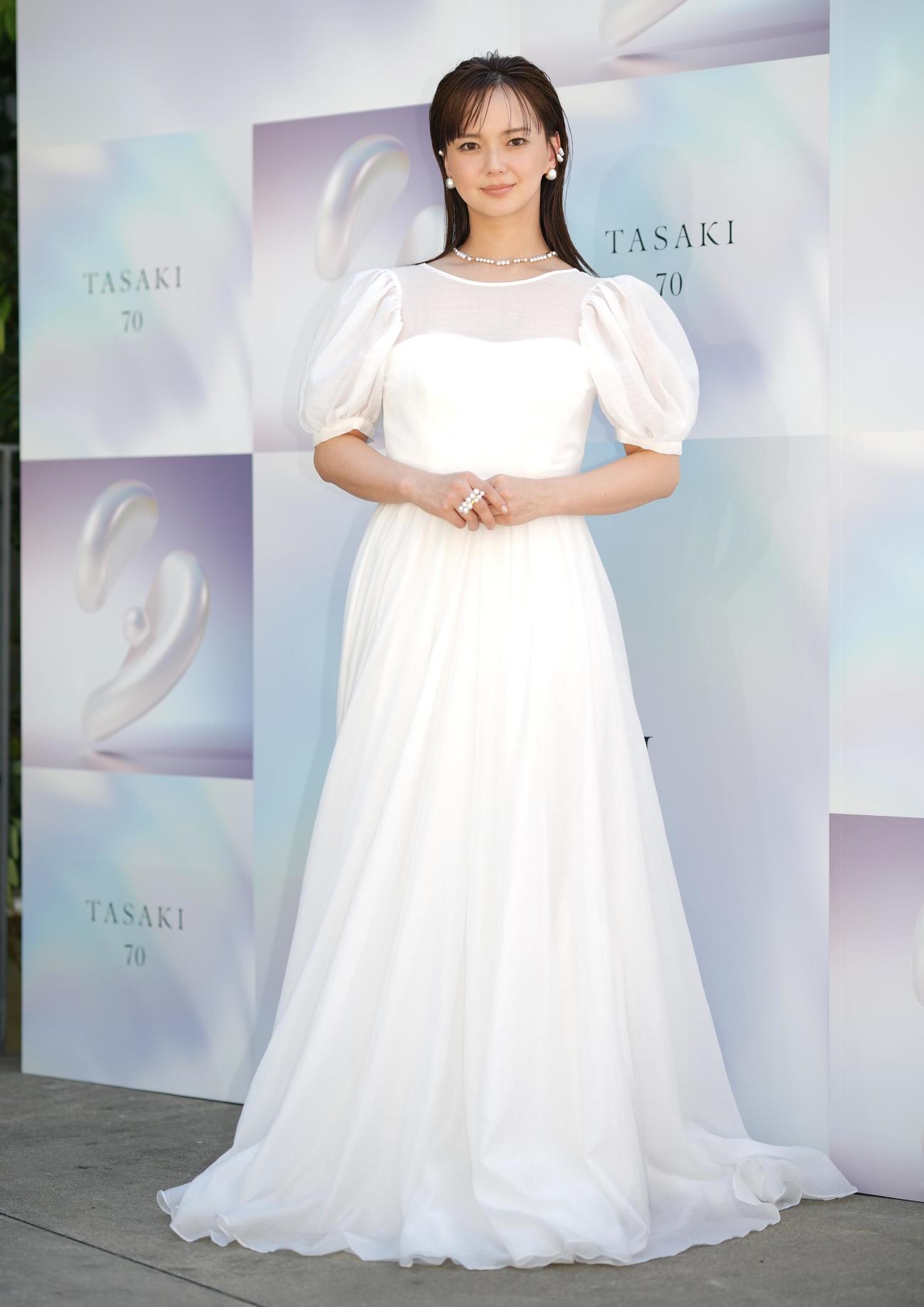 TASAKI70周年アニバーサリーエキシビション「FLOATING SHELL」レセプションのフォトコールで写真に納まる多部未華子（撮影・垰建太）