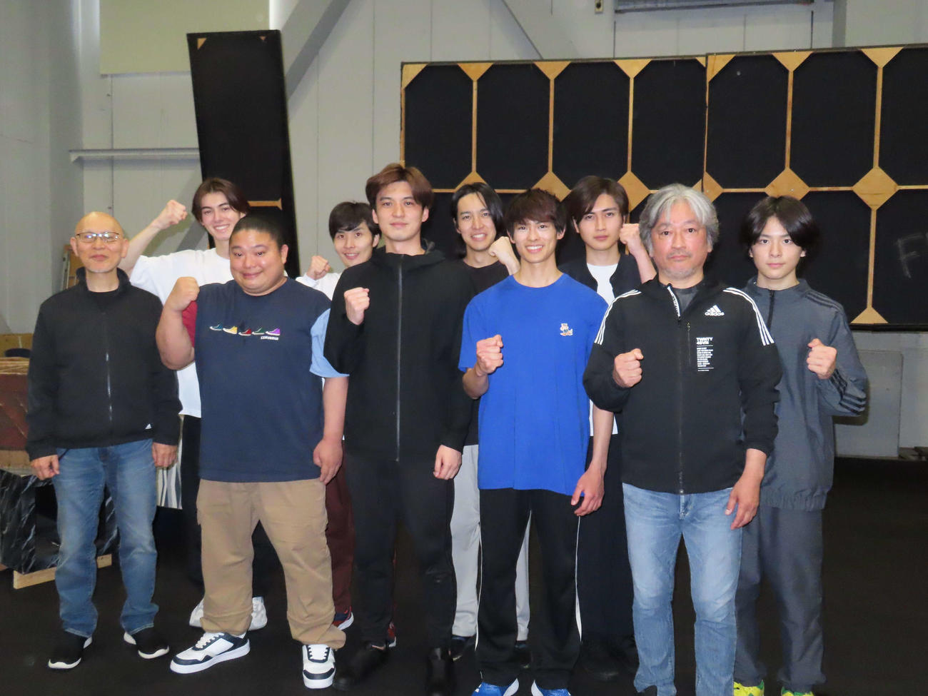 舞台「ルール～『十五少年漂流記』より～」の稽古を行う、前列左から鈴木勝秀氏、富栄ドラム、荒井敦史、嘉島陸、駒田一、後列左から翔、飯原僚也、田中雄飛、瀬谷直矢、大友至恩