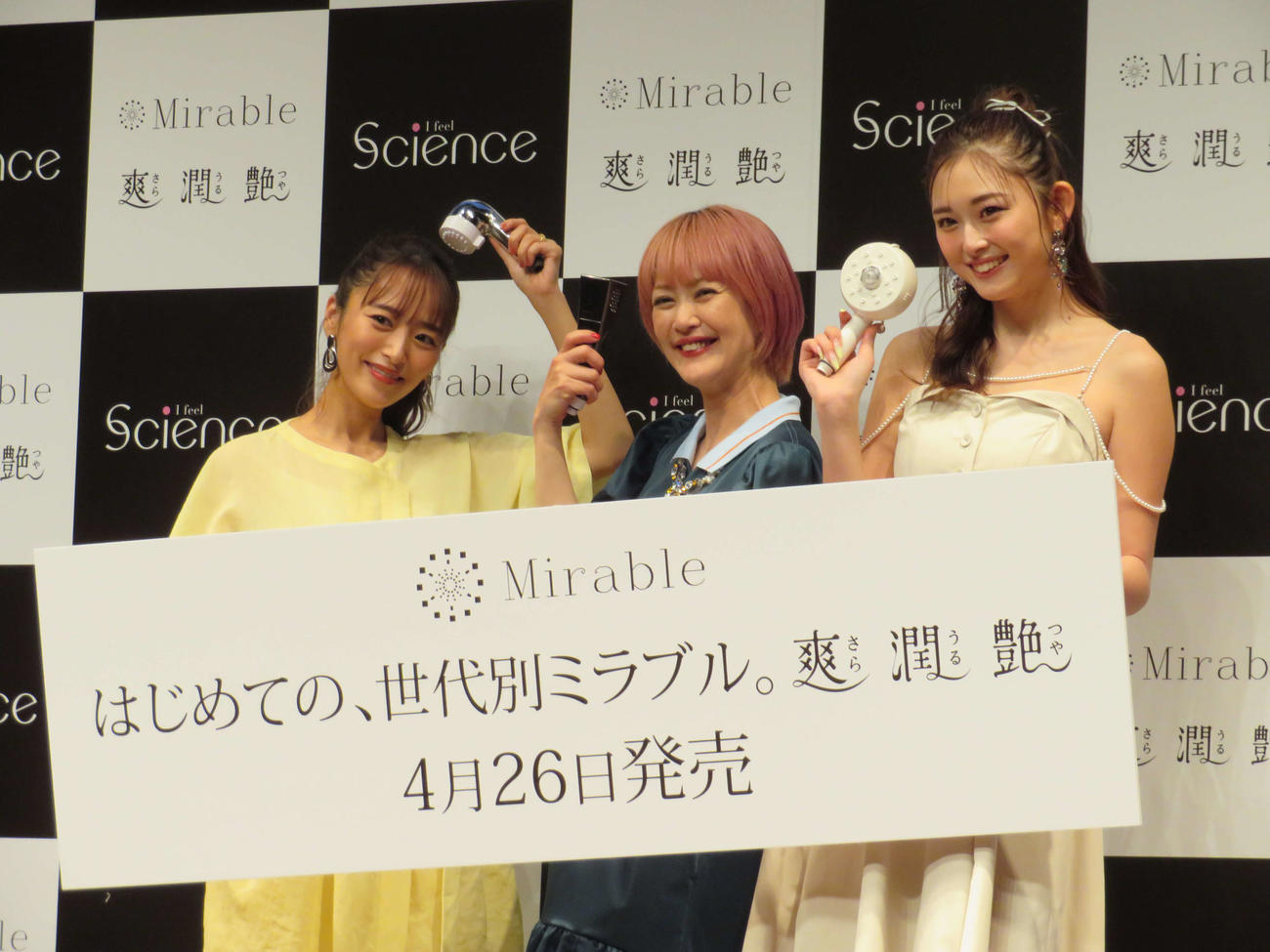 「ミラブル　エイジングシリーズ　新商品発表会」に出席した、左から近藤千尋、松嶋尚美、ゆうちゃみ（撮影・深田雄智）