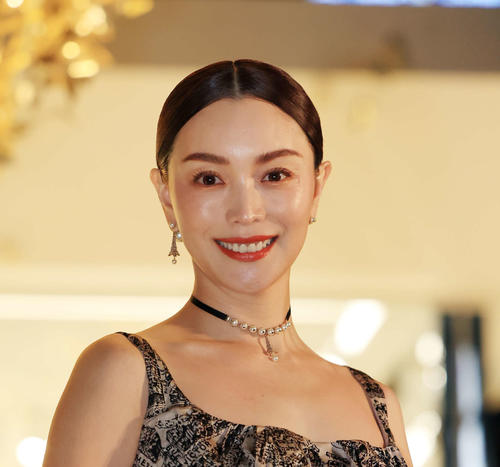 ドキッ！蛯原友里「とても素敵で心が踊りました！」大胆肩出しファッションでDIORコスメ紹介