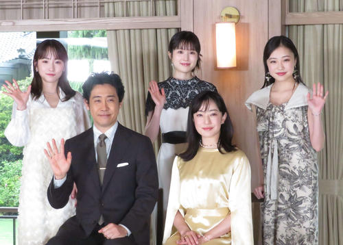 福本莉子「家族決起会見でした！」とオフショット　川栄李奈、新井美羽との“３姉妹”ショットも