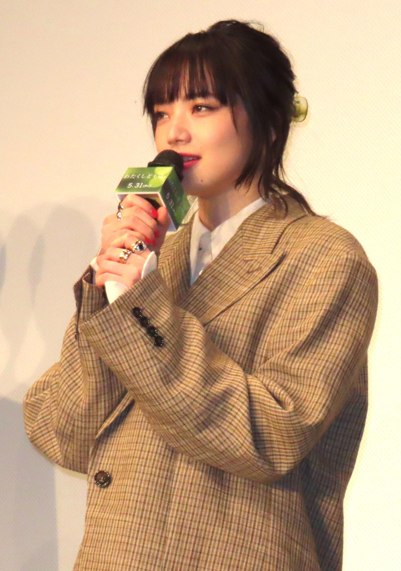 「わたくしどもは。」完成披露舞台あいさつに登壇した小松菜奈