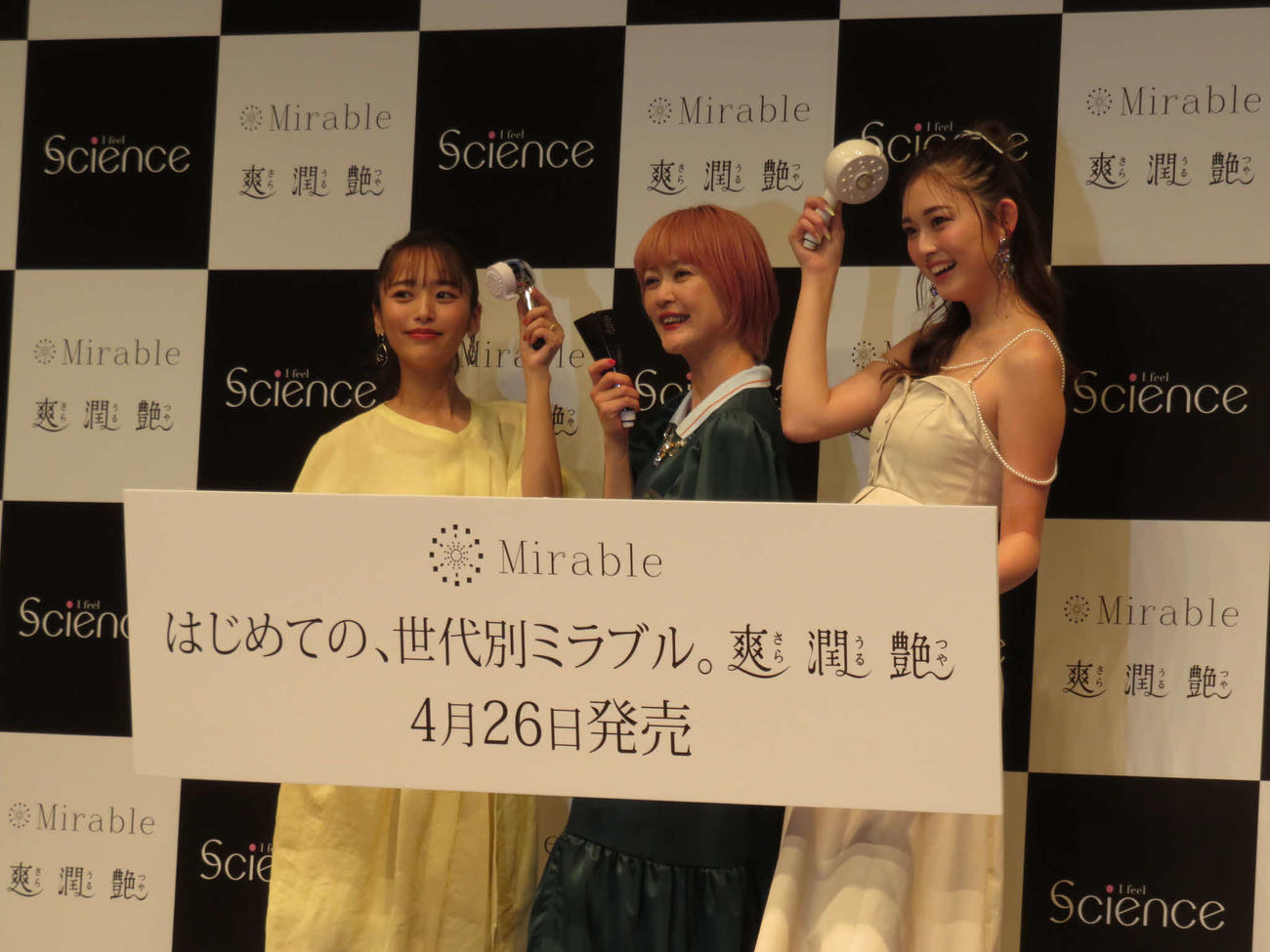 「ミラブル　エイジングシリーズ　新商品発表会」に出席した左から近藤千尋、松嶋尚美、ゆうちゃみ（撮影・水谷京裕）