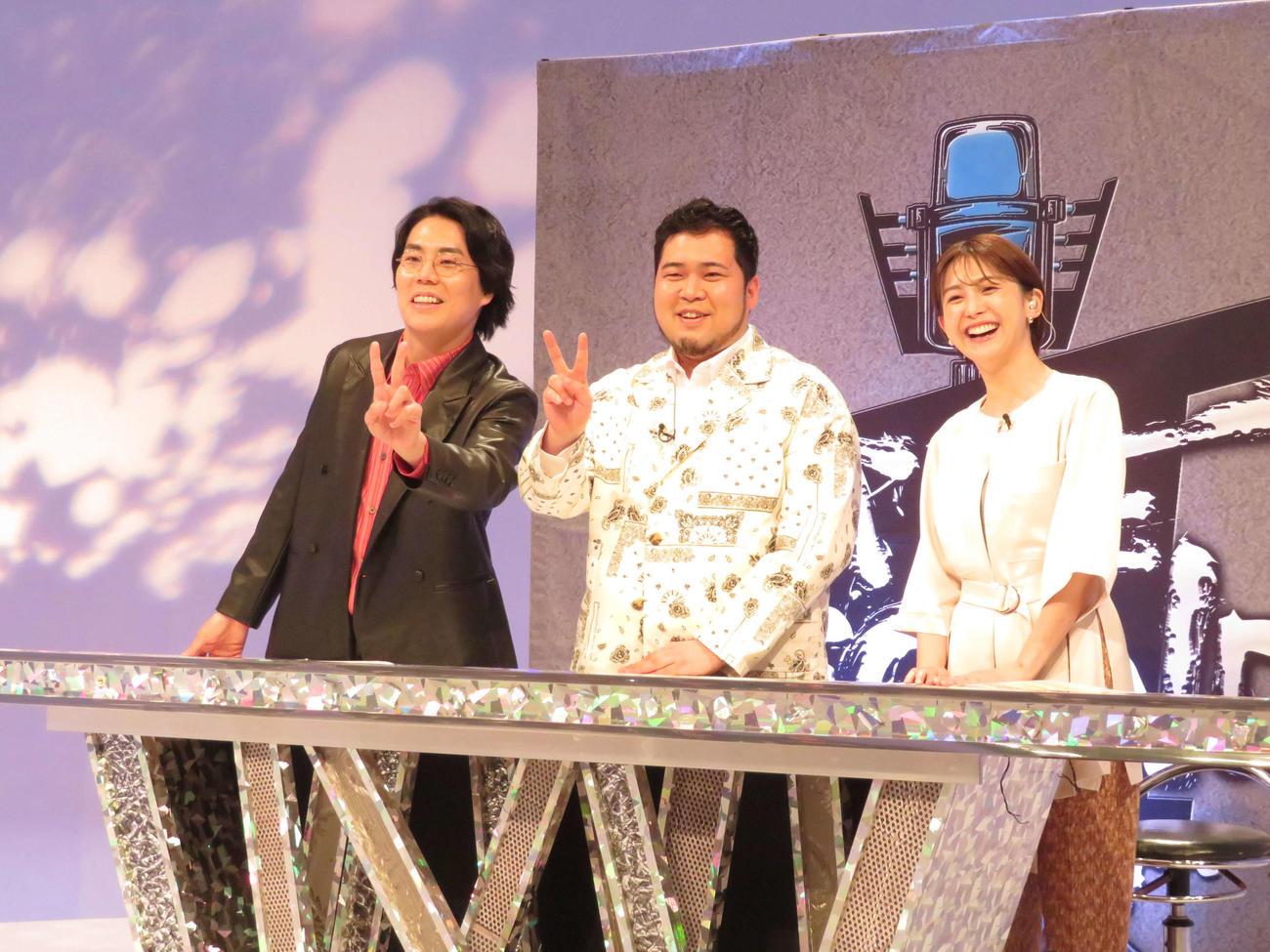 「THE SECOND～漫才トーナメント～」組み合わせ抽選会でMCを務めた令和ロマン高比良くるま、松井ケムリ、宮司愛海アナウンサー