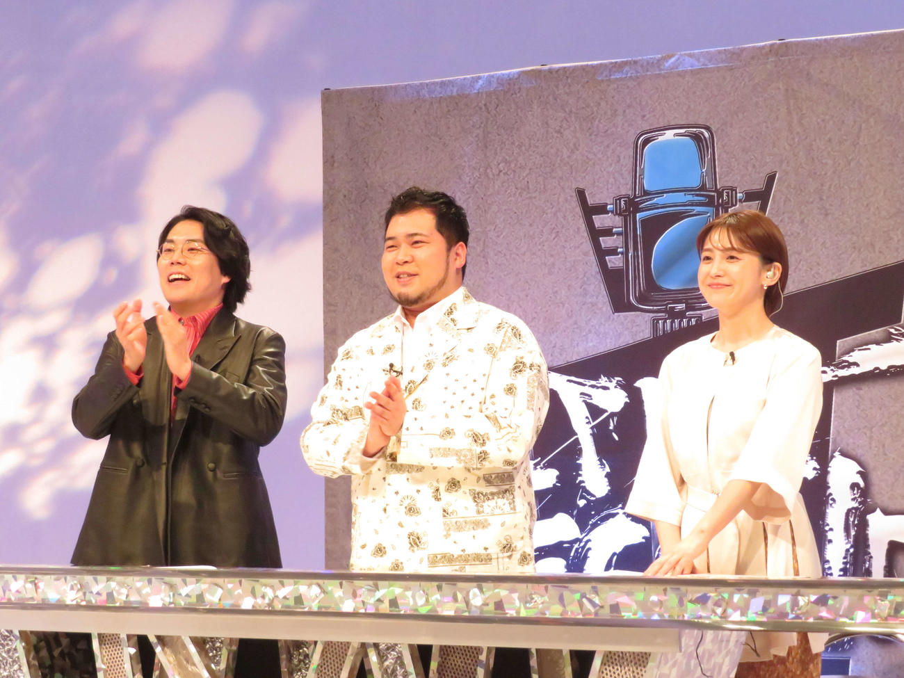 「THE SECOND～漫才トーナメント～」組み合わせ抽選会でMCを務めた令和ロマン高比良くるま、松井ケムリ、宮司愛海アナウンサー
