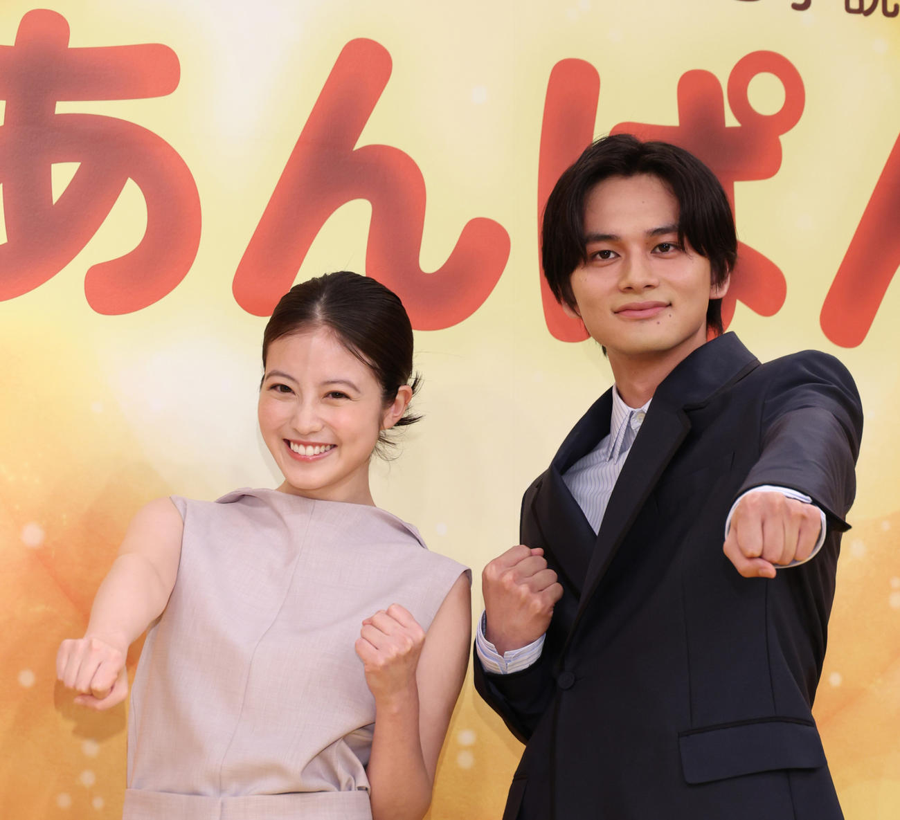 NHKドラマ「あんぱん」発表会見を行った今田美桜（左）と北村匠海（撮影・中島郁夫）