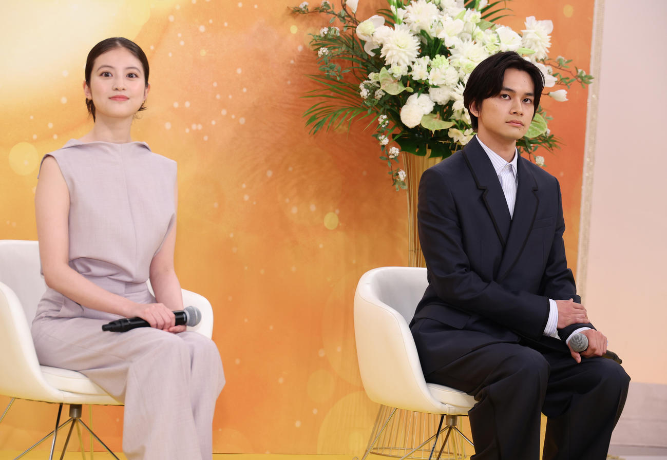 NHKドラマ「あんぱん」発表会見を行った今田美桜（左）と北村匠海（撮影・中島郁夫）