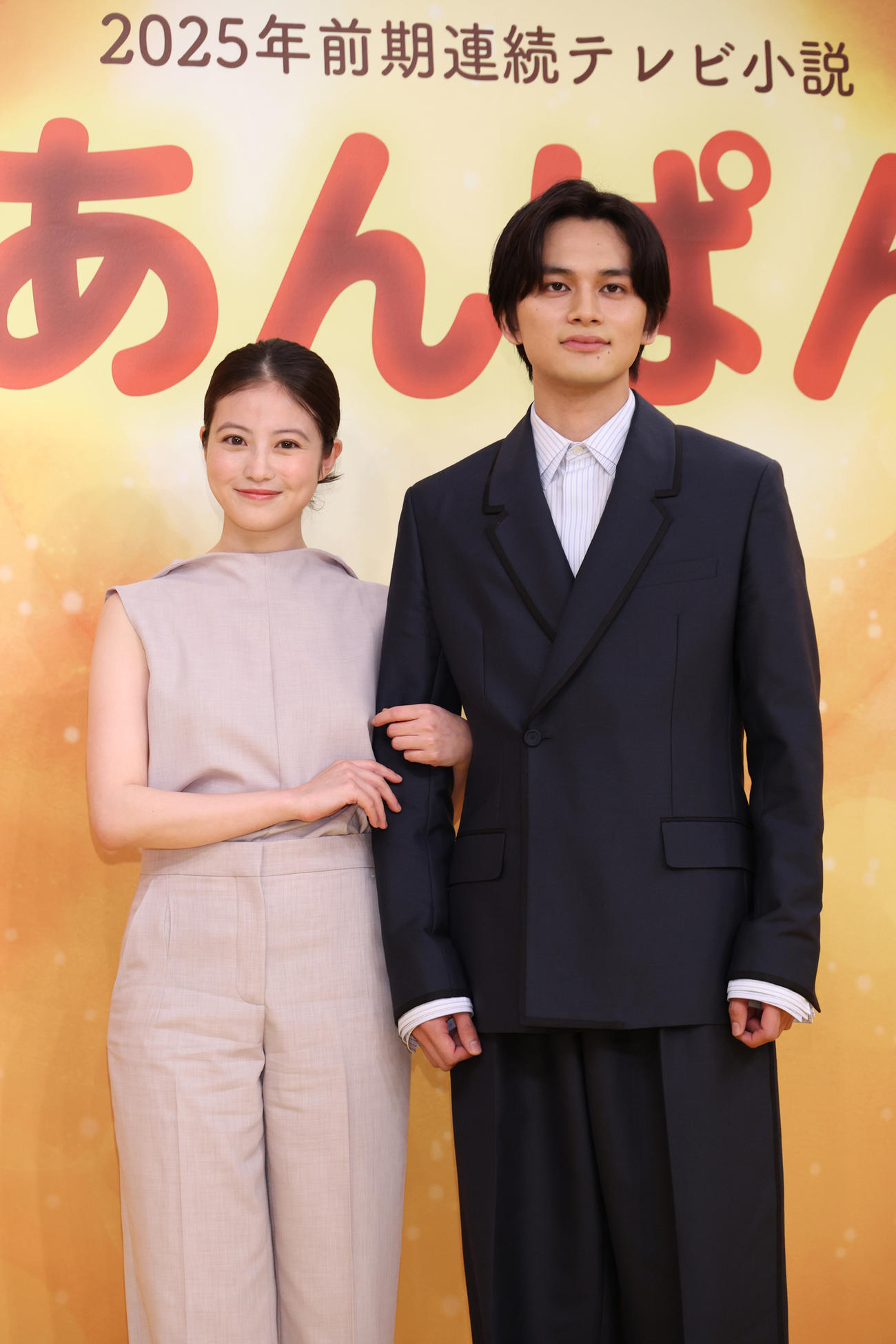 NHKドラマ「あんぱん」発表会見を行った今田美桜（左）と北村匠海（撮影・中島郁夫）