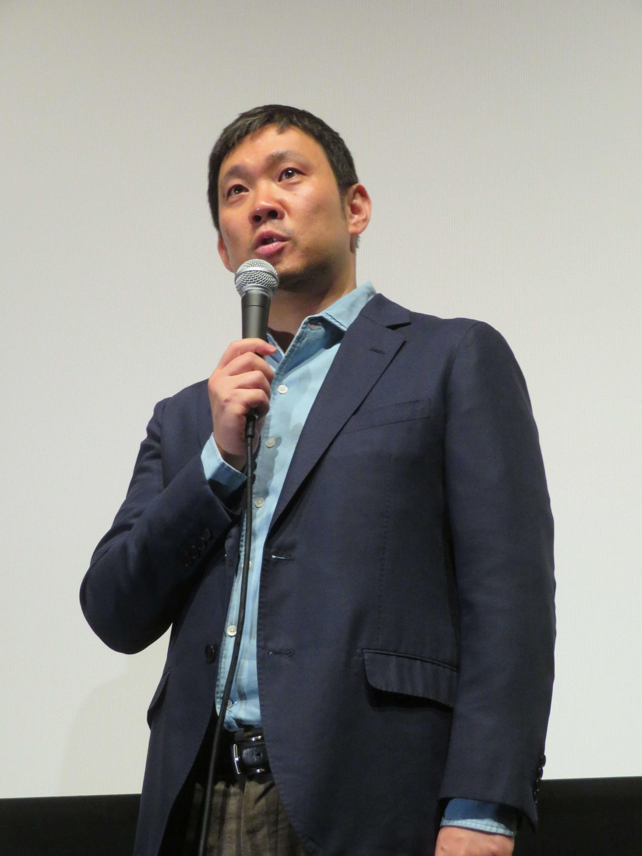 映画「悪は存在しない」初日舞台あいさつに登壇した濱口竜介監督（撮影・村上幸将）